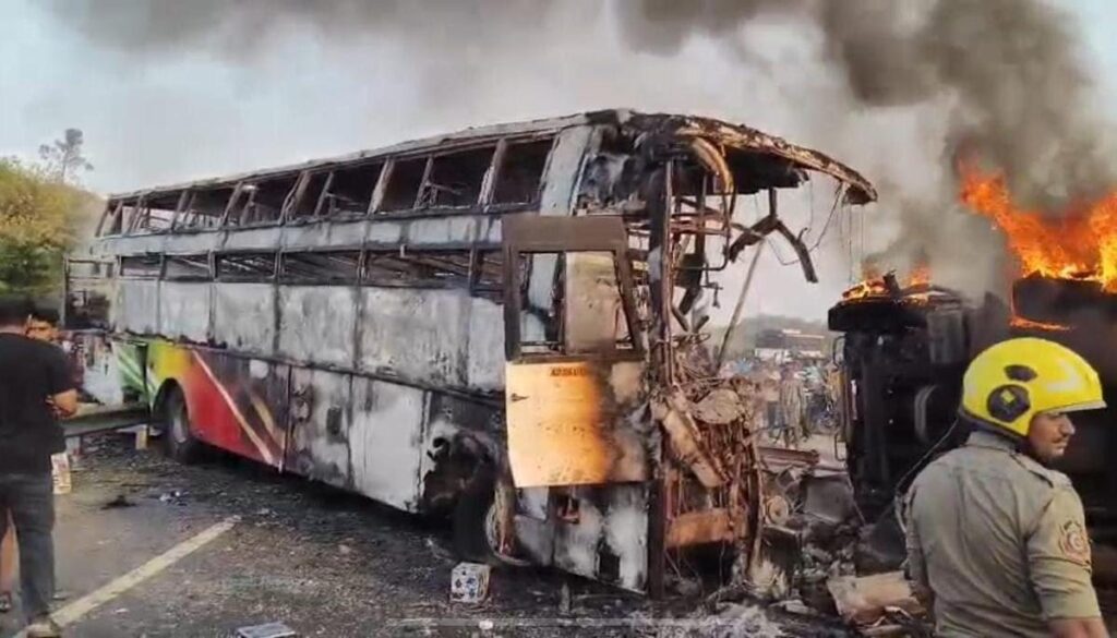 सुबह-सुबह मौत का मंजर: तेज रफ्तार ट्रक ने बस को मारी टक्कर, 10 लोग जिंदा जले
