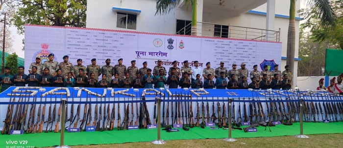 ‘नक्सल मुक्त छत्तीसगढ़’ अभियान का अंतिम दिन, 93 हथियार, 7.2 किलो सोना, 2.90 करोड़ नकद सहित 25 इनामी नक्सलियों ने किया आत्मसमर्पण