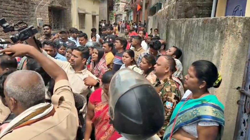 दो महिलाओं के चेहरे पर कालिख पोतने के मामले में आरोपित के घर पर भीड़ का हमला