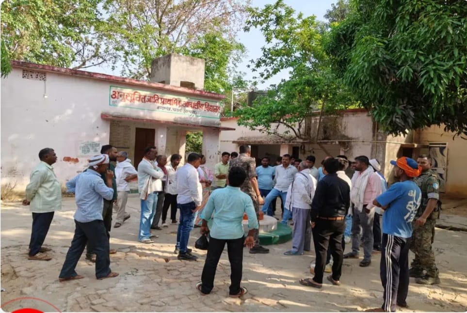 चतरा के आवासीय विद्यालय में छात्रा के गर्भवती होने पर हंगामा, परिजनों ने काटा बवाल, जांच शुरू