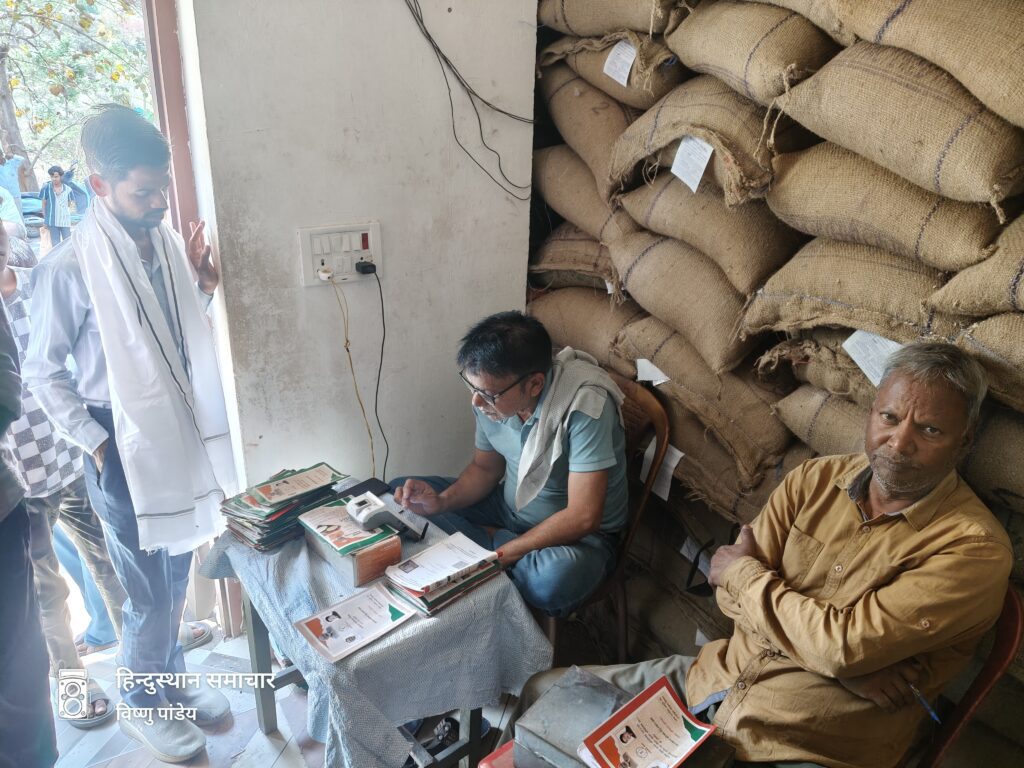 तीन माह का राशन वितरण बना मुसीबत, तपती धूप में घंटों इंतजार- SDM बोले, व्यवस्था में करेंगे सुधार