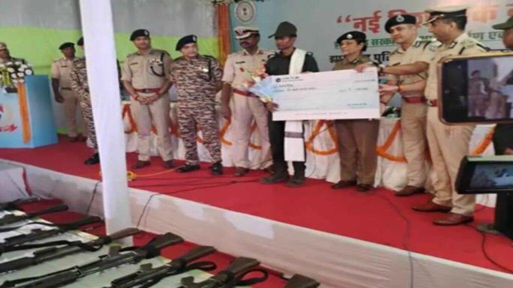 झारखंड में नक्सलवाद को बड़ा झटका : 27 उग्रवादियों ने किया आत्मसमर्पण, कई हार्डकोर नक्सली शामिल