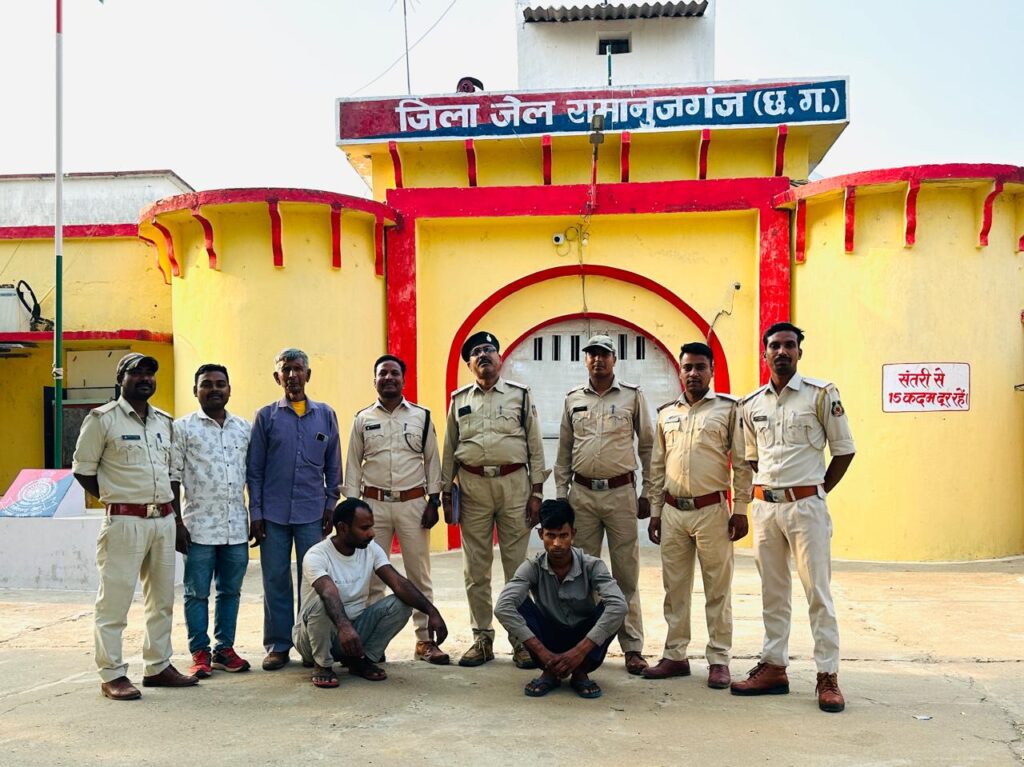 बलरामपुर में वन विभाग की बड़ी कार्रवाई : अवैध साल लकड़ी से भरी पिकअप जब्त, दो आरोपी गिरफ्तार