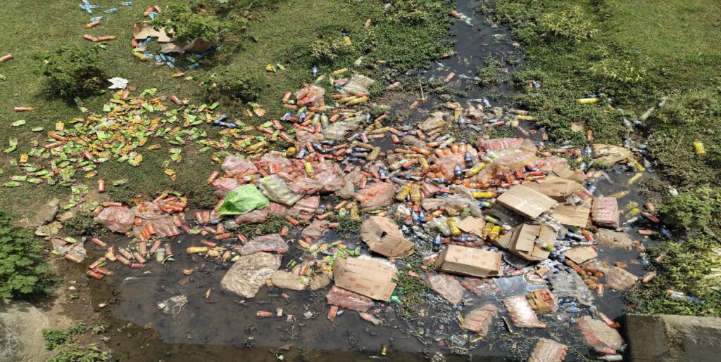 रामानुजगंज के वार्ड 09 के नाले में फेंकी गई एक्सपायर कोल्ड्रिंक्स : बदबू और गंदगी से लोग परेशान