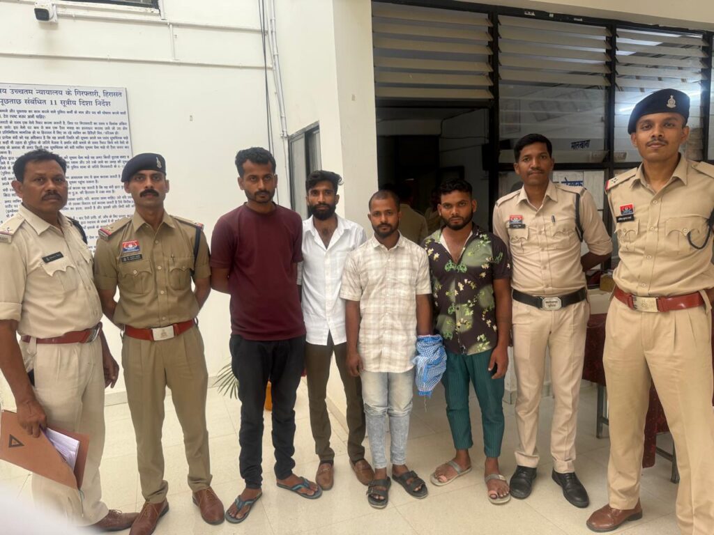 लूट और मारपीट कांड में बड़ी कार्रवाई: राष्ट्रीय राजमार्ग पर बस रोककर वारदात, चार आरोपी गिरफ्तार, बोलेरो जब्त