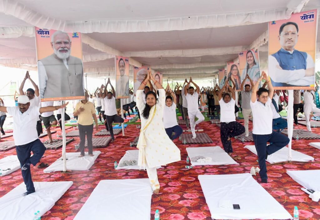 योग से स्वस्थ जीवन का संदेश: मंत्री लक्ष्मी राजवाड़े ने किया सामूहिक योगाभ्यास