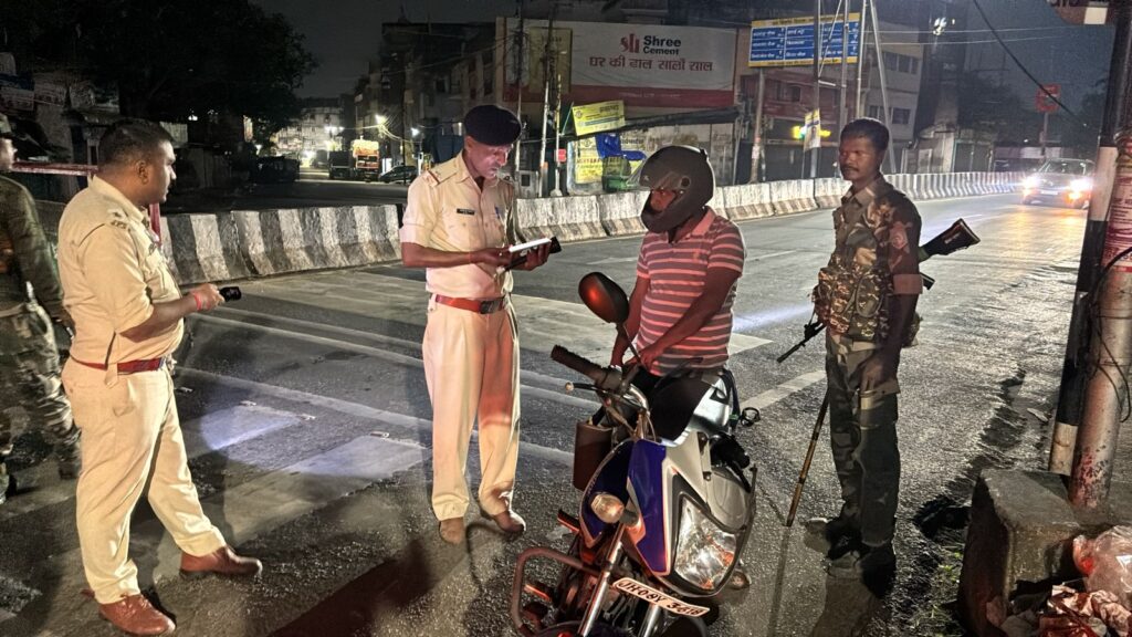 रांची पुलिस का मेगा चेकिंग अभियान: 15 से अधिक स्थानों पर वाहनों और संदिग्धों की जांच