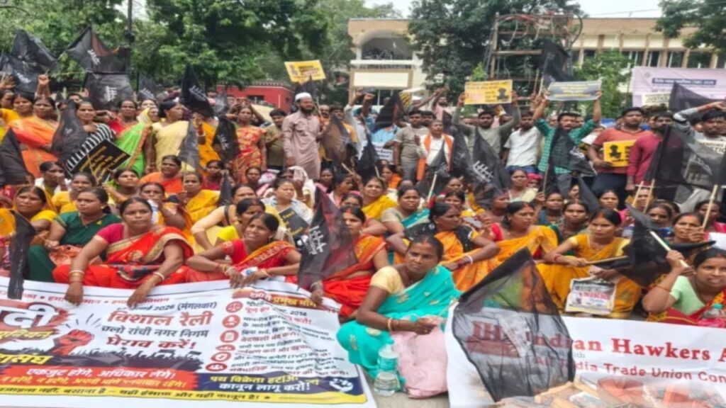 रांची में फुटपाथ दुकानदारों का उग्र प्रदर्शन, नगर निगम का घेराव; शहर की यातायात व्यवस्था हुई बेहाल