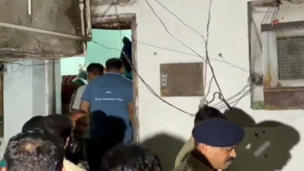 रायपुर में एक ही परिवार के पांच सदस्य मृत मिले, बैटरी कारोबारी का शव फंदे पर लटका मिला