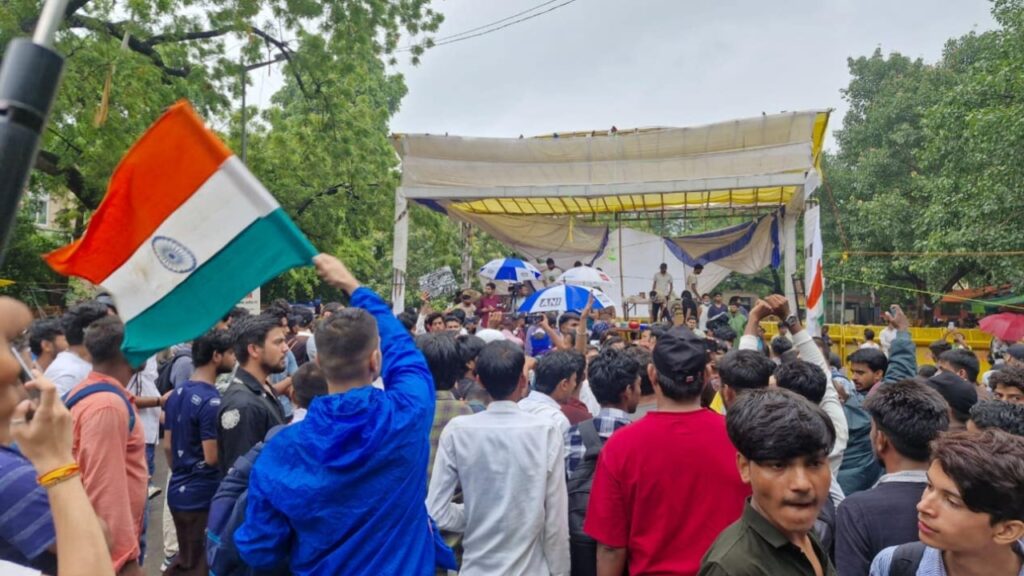 संसद मार्च के बाद भी नहीं थमा CJP का आंदोलन, रात में फिर जंतर-मंतर लौटे प्रदर्शनकारी; धर्मेंद्र प्रधान के इस्तीफे तक डटे रहने का ऐलान