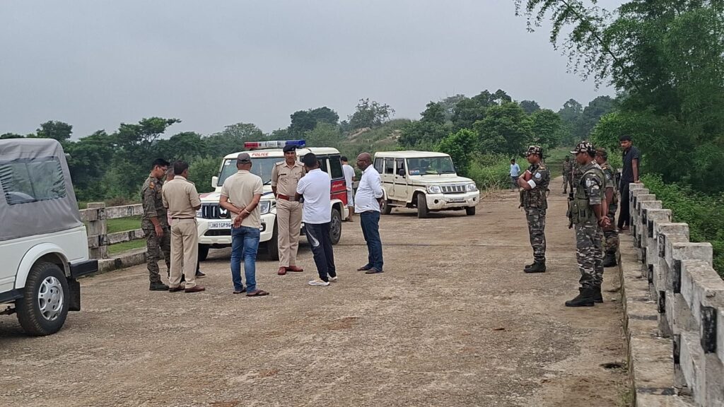 खूंटी में तजना नदी पुल के नीचे महिला और युवक के मिले शव, परिजनों ने पति पर लगाया हत्या का आरोप
