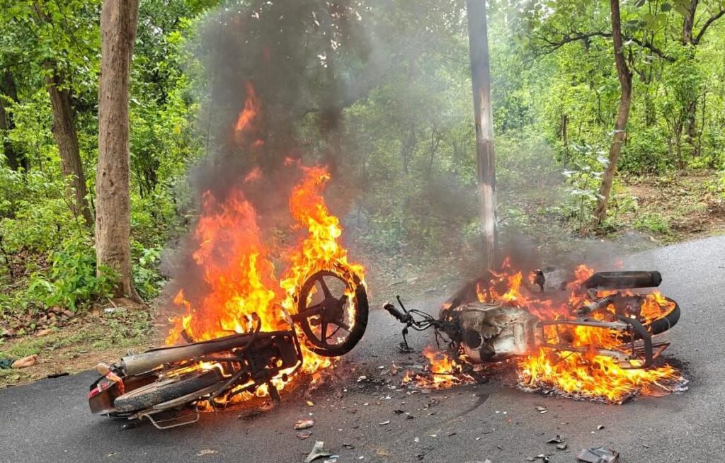 वाड्रफनगर में दो बाइकों की आमने-सामने भीषण टक्कर, दोनों में लगी आग; एक की मौत, तीन गंभीर घायल
