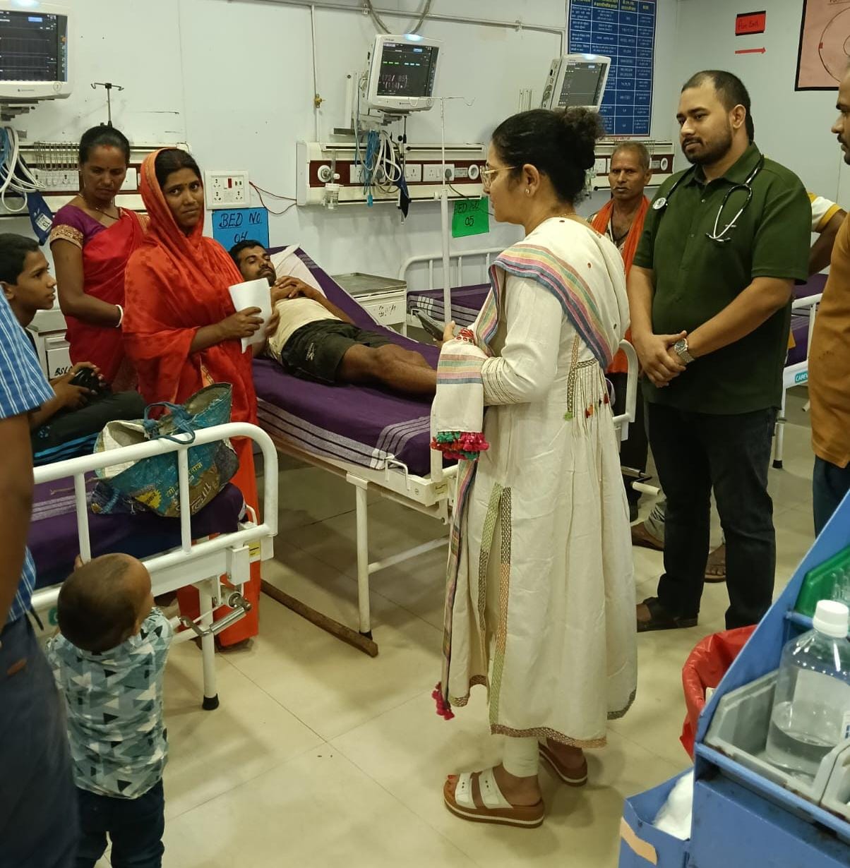 घायलों से मिलने अस्पताल पहुंचीं कलेक्टर।