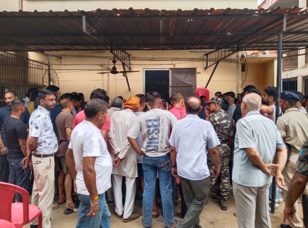 हिमांशु सिंह हत्याकांड : पोस्टमार्टम के बाद शव लेने से परिजनों का इनकार, आरोपितों की गिरफ्तारी व सरकारी नौकरी की मांग पर अड़े