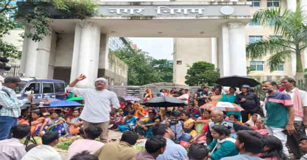 मोरहाबादी बाजार के दुकानदारों का नगर निगम कार्यालय के बाहर प्रदर्शन, वैकल्पिक व्यवस्था की मांग
