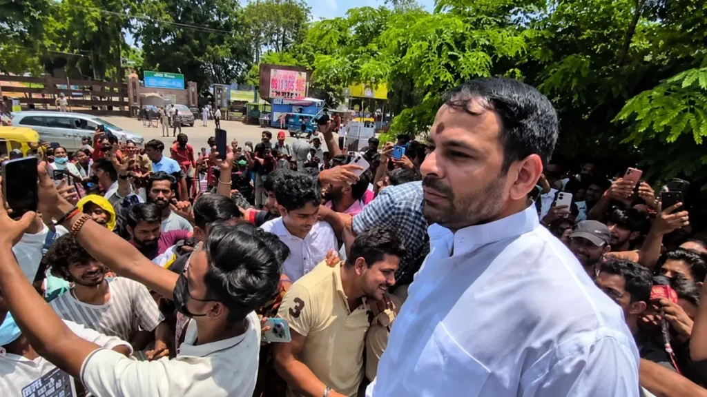 छात्र आंदोलन के बीच तेज प्रताप यादव गिरफ्तार: जानिए किन आरोपों में भेजे गए 14 दिन की न्यायिक हिरासत में